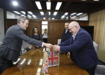 Abella recibió a embajador de Gran Bretaña con propuesta de becas estudiantiles