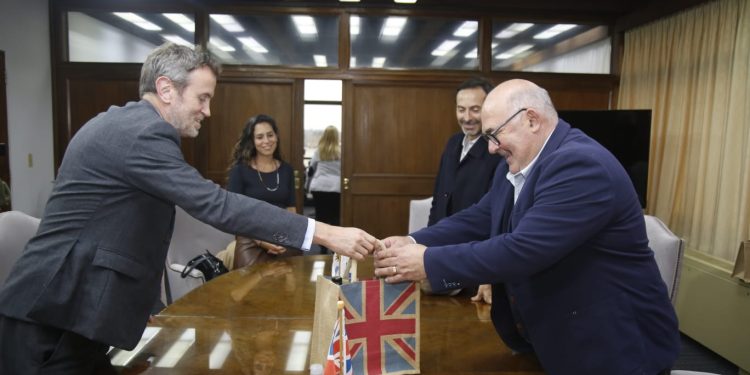 Abella recibió a embajador de Gran Bretaña con propuesta de becas estudiantiles