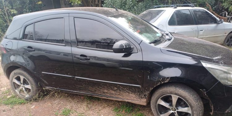 Detuvieron a cuatro personas por estafar con billetes falsos en la compraventa de vehículos