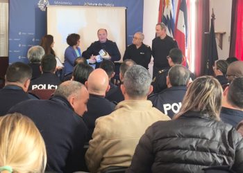 Charla en Jefatura de Maldonado sobre prevención del suicidio y salud mental en el ámbito policial