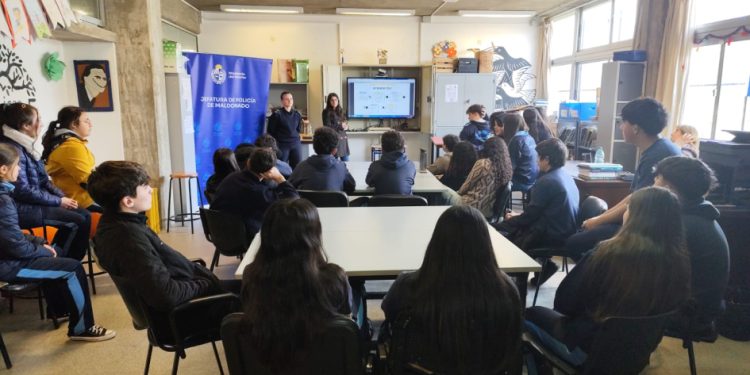 Policía Comunitaria Orientada a Problemas de Maldonado brindó charla a alumnos del Liceo N° 5