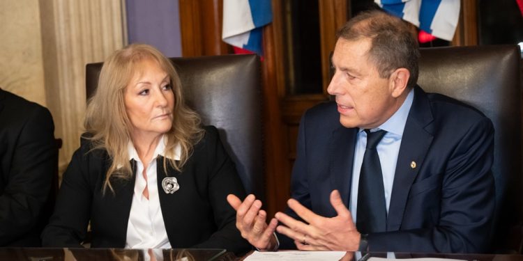 Crecimiento, empleo y que pague más el que tiene más; Orsi remitió presupuesto al Parlamento