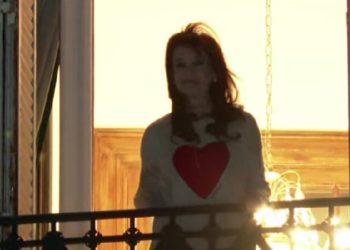 Cristina festejó en el balcón con mensaje a Milei: «Salí de la burbuja, hermano que se está poniendo heavy»