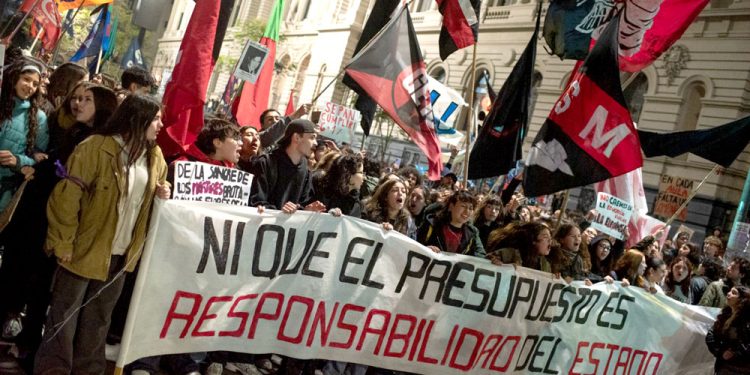 Sindicatos alertan que el presupuesto deja sin financiamiento políticas educativas en curso