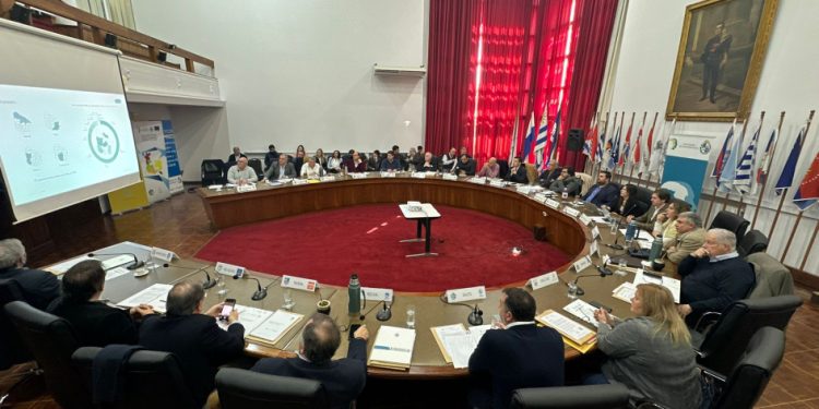 Intendentes presentaron propuesta al Parlamento sobre ingreso de funcionarios; colorados no comparten 