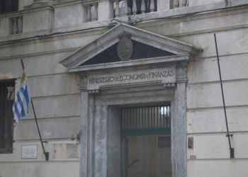 Fitch mantiene calificación de Uruguay en BBB, con perspectiva estable