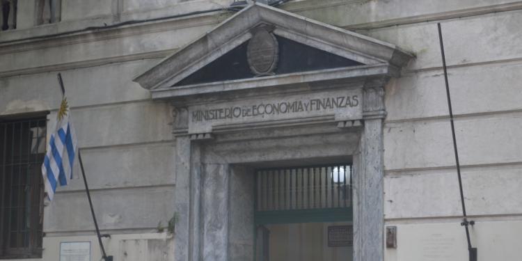 Fitch mantiene calificación de Uruguay en BBB, con perspectiva estable