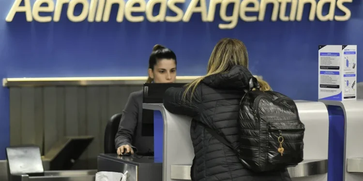 Asambleas de pilotos afectan a casi un centenar de vuelos de Aerolíneas Argentinas
