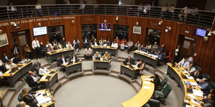 Presupuesto de Abella fue votado en un 99% por el Frente Amplio, solo un artículo no acompañó la oposición