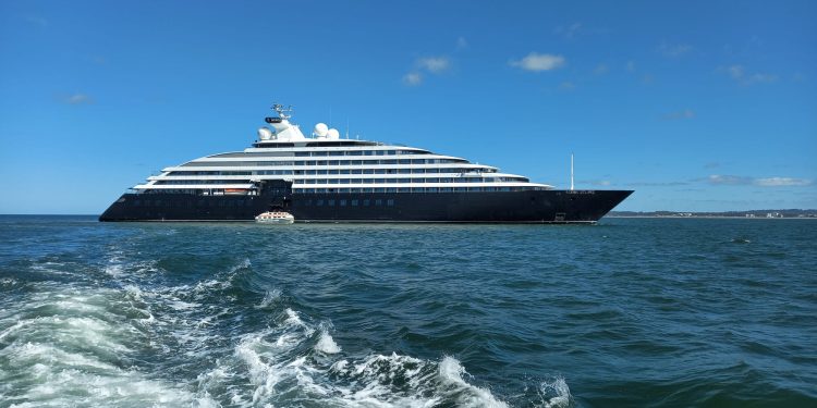 Comenzó la temporada de cruceros 2025-2026 en Punta del Este con el arribo del ultra lujoso Scenic Eclipse