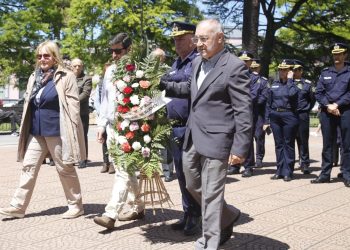 Día del Retirado Policial: autoridades colocaron ofrenda floral en la Plaza San Fernando de Maldonado