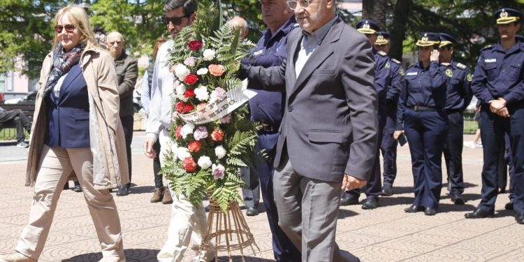 Día del Retirado Policial: autoridades colocaron ofrenda floral en la Plaza San Fernando de Maldonado