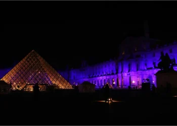 Robo del siglo en el Louvre: Con una grúa y en siete minutos vaciaron la sala de las Joyas de la Corona 