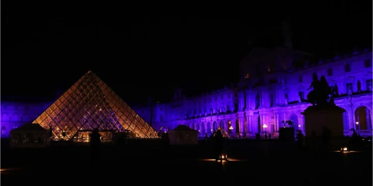 Robo del siglo en el Louvre: Con una grúa y en siete minutos vaciaron la sala de las Joyas de la Corona 