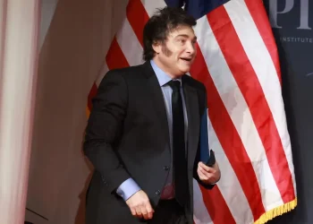 Más viejo que el agujero del mate; antes de las elecciones Trump condiciona apoyo a Argentina para asustar y Milei advierte sobre el futuro