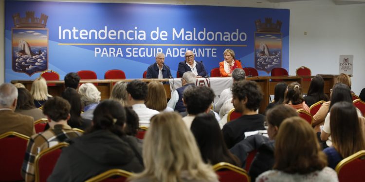 Abella llamó a trabajar en conjunto por la salud mental durante la jornada organizada por Zonta Atlántico Sur