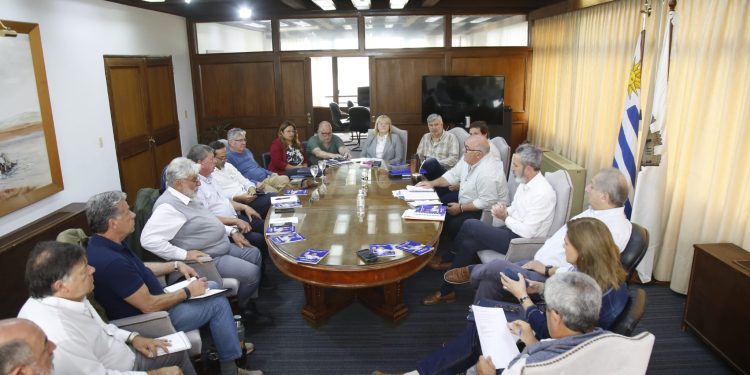 Abella instruyó a sus directores a poner foco en la gestión y lanza “Escuchamos”