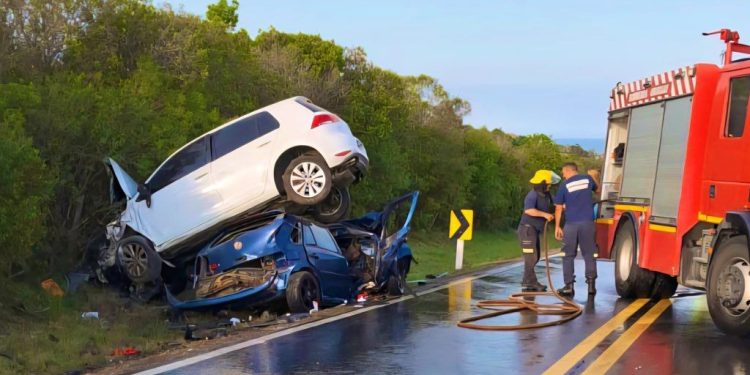 Dos jóvenes fallecieron y otros dos resultaron heridos en un choque frontal en Camino Los Arrayanes 