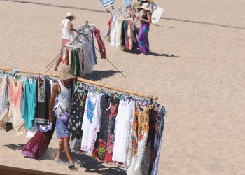 Temporada: IDM entregó 290 carnés a vendedores ambulantes que trabajarán durante la próxima temporada estival