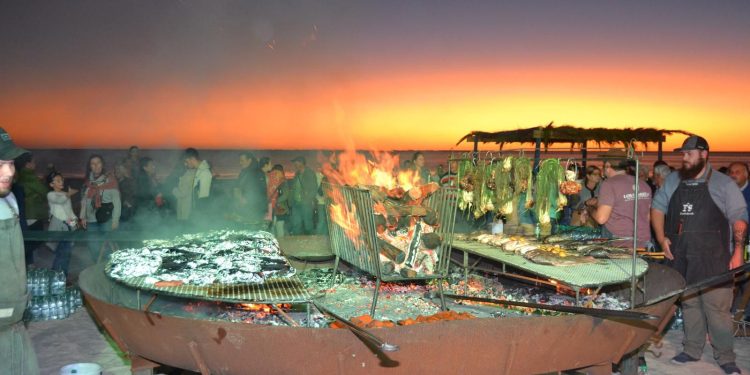 “Entre Fuegos”: gastronomía y música en playa La Rinconada de Piriápolis