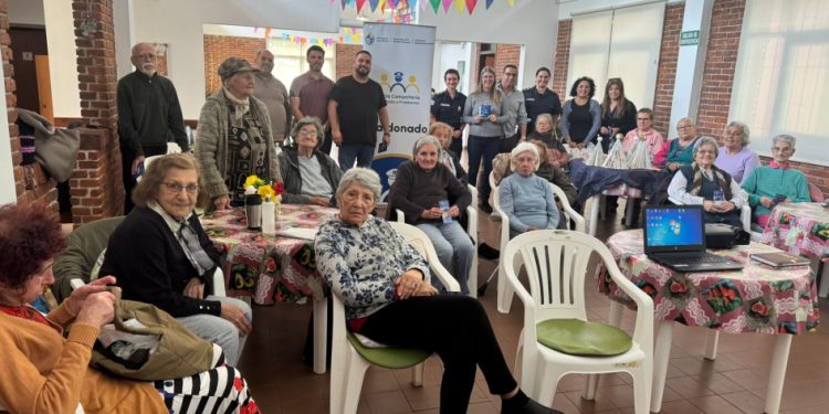 Charla de prevención de estafas a adultos mayores
