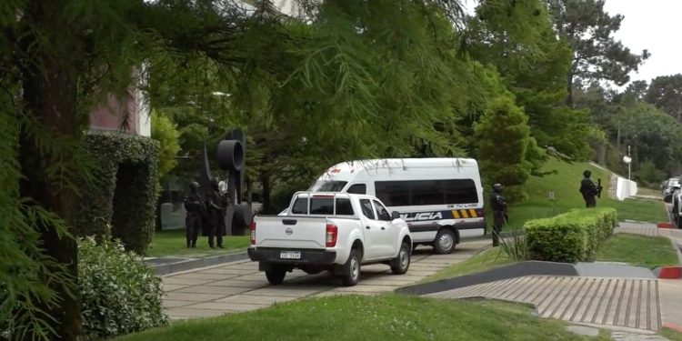 Amplio operativo policial realizado en el edificio YOO de Punta del Este