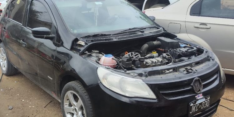 Arresto domiciliario y tobillera para el mecánico que atropelló a una mujer y huyó en el auto de un cliente