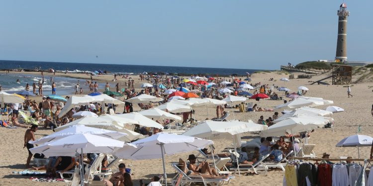 Menoni confía en una temporada turística igual o mejor que la anterior y destaca la promoción en Brasil y Argentina