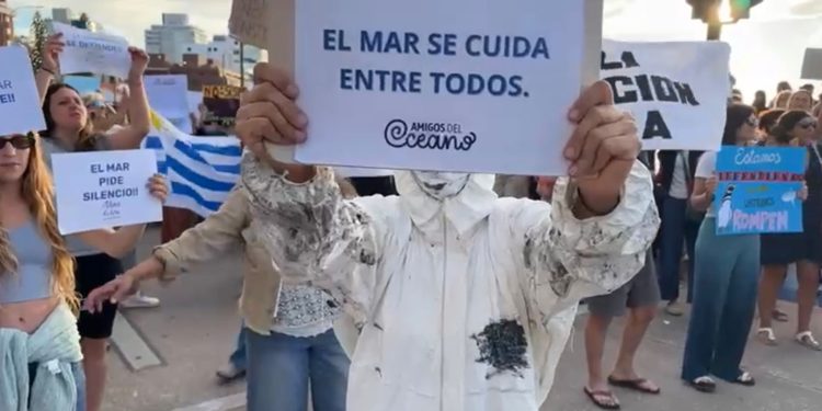 Cientos de personas se movilizaron en Punta del Este contra la prospección petrolera