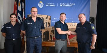 Policía recibió donación de equipos informáticos