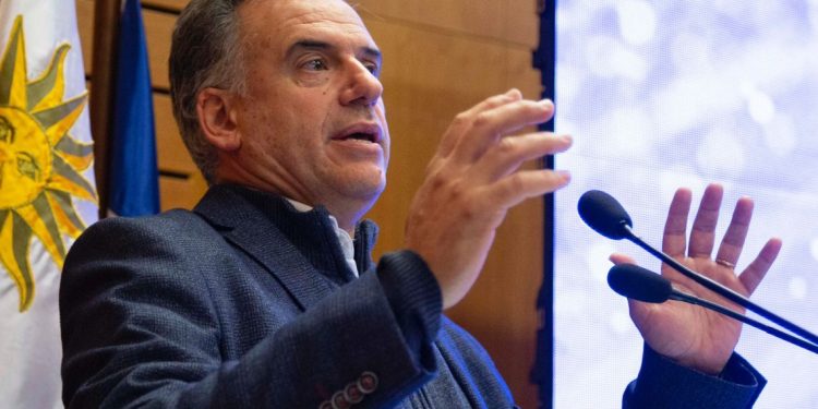 Orsi rechaza intervención militar en Venezuela y sigue con atención y preocupación la situación