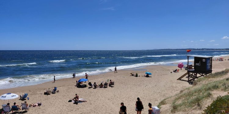 Cambio en la temperatura permitió volver al color habitual del agua en la costa