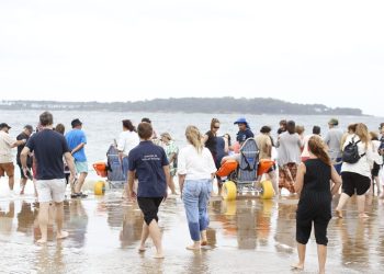 El intendente de Maldonado, Miguel Abella, dejó inaugurada este viernes la playa accesible de Punta del Este