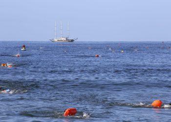 Segunda travesía a nado reunió a unos 200 nadadores