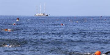 Segunda travesía a nado reunió a unos 200 nadadores