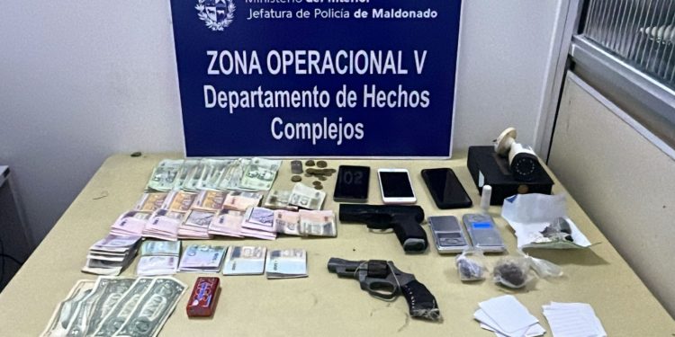 Operativo antidrogas en barrio Odizzio: seis detenidos y un arma incautada tras allanamiento