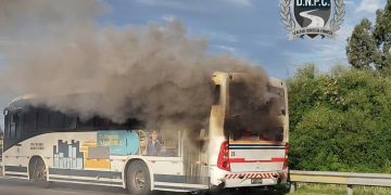 Incendio en una unidad de transporte suburbano generó un operativo de tránsito en la Ruta 8