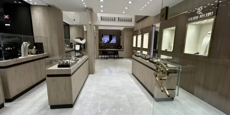 Confuso episodio en joyería de Punta del Este: hombre ingresó y dejó un peluche con dispositivos electrónicos en el local