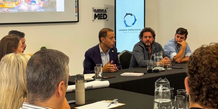 Comerciantes y autoridades avanzan en el proyecto de obra para la peatonal Sarandí