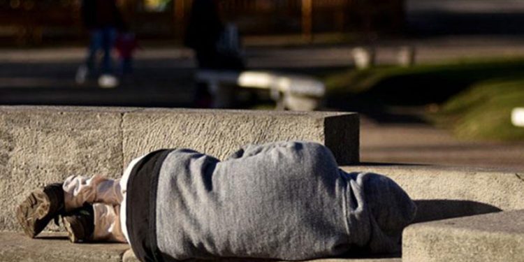 Preocupación por gente en situación de calle; Elinger pide no naturalizarla, reclama aplicación de ley de faltas y solución de fondo