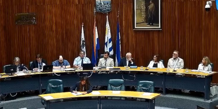Junta reconoció al IUA al cumplir 48 años de vida