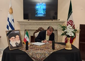 Manini Ríos firmó libro de condolencias en la Embajada de Irán tras la muerte del ayatolá Ali Jamenei