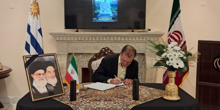 Manini Ríos firmó libro de condolencias en la Embajada de Irán tras la muerte del ayatolá Ali Jamenei
