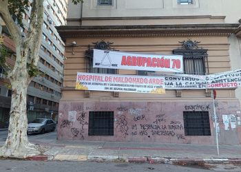 Colocaron pasacalles frente a organismos de salud para denunciar violencia en el Hospital de Maldonado