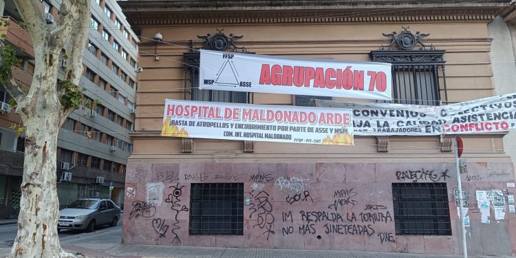 Colocaron pasacalles frente a organismos de salud para denunciar violencia en el Hospital de Maldonado