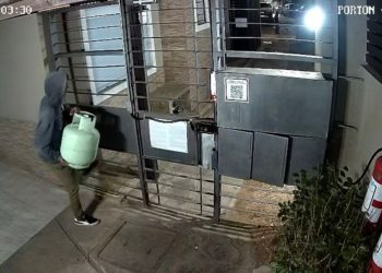 Con total impunidad: delincuente trepó un portón y robó una garrafa en el complejo Casa Morada Aguilar