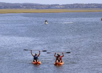 Decenas de personas participaron de la travesía en kayak en el Arroyo Maldonado