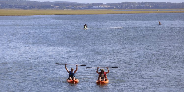 Decenas de personas participaron de la travesía en kayak en el Arroyo Maldonado