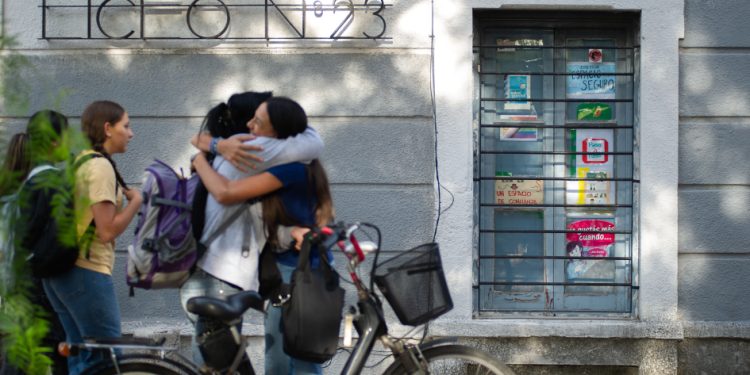 Estudiantes de educación media accederán a cuenta bancaria y tarjeta de débito para cobrar la beca Butiá