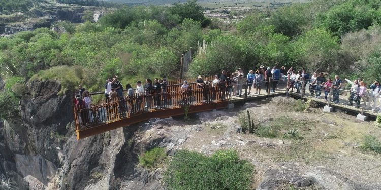 Un balcón al vértigo y la naturaleza: el Mirador de Nueva Carrara se podrá visitar durante la Semana de Turismo